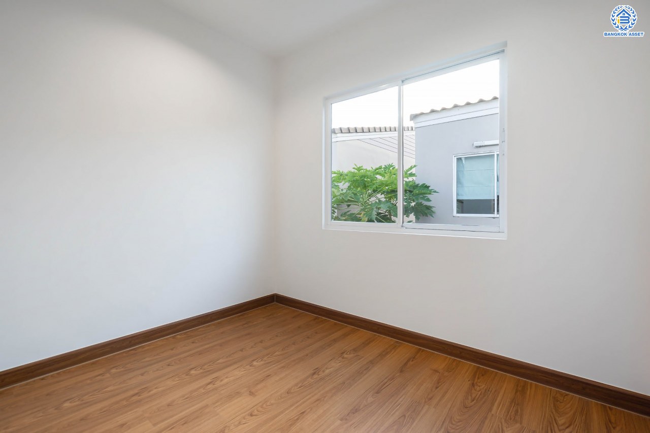 บ้านมือสองตกแต่งใหม่ โครงการ เดอะวิลเลจ แจ้งวัฒนะ-ติวานนท์ หลังมุม เนื้อที่ 58.4 ตร.ว. ดีไซน์ตอบทุกไลฟ์สไตล์ ฟังก์ชัน 3 ห้องนอน 2 ห้องน้ำ จอดรถได้ 2 คัน Living ชั้นล่างกว้างขวาง สามารถกั้นเป็นห้องเพิ่มได้สบาย ๆ บนทำเลติดถนนใหญ่ เชื่อมต่อทุกเส้นทาง ใกล้รถไฟฟ้าสายสีชมพู "สถานีแจ้งวัฒนะ-ปากเกร็ด28" และจุดขึ้นทางด่วน "ศรีสมาน"